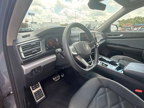 Used 2025 Volkswagen Atlas Peak Edition SE AWD/4WD image 15