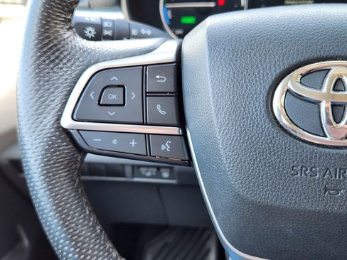 Used 2023 Toyota Sienna Limited image 23