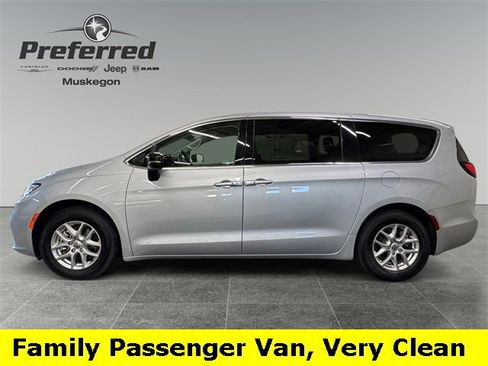 Used 2024 Chrysler Pacifica Touring-L image 11