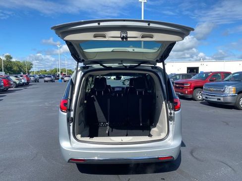 Used 2024 Chrysler Pacifica Touring-L image 17