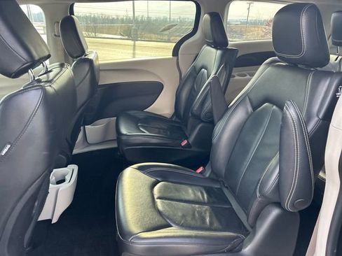 Used 2022 Chrysler Pacifica Touring-L image 39
