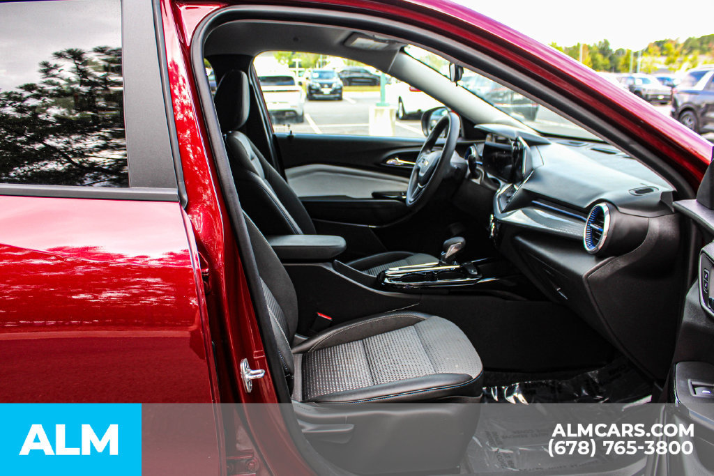Used 2025 Chevrolet Trax LT FWD image 20