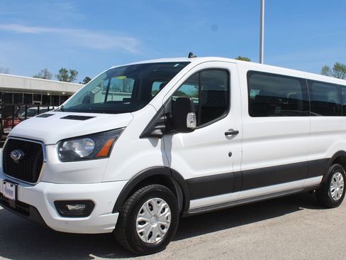 Used 2023 Ford Transit 350 XLT image 3