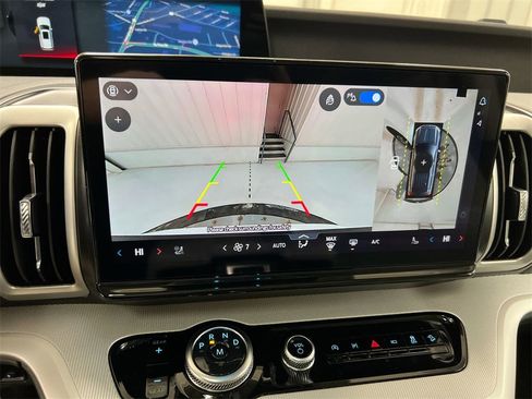 Used 2025 Ford Expedition Active image 16