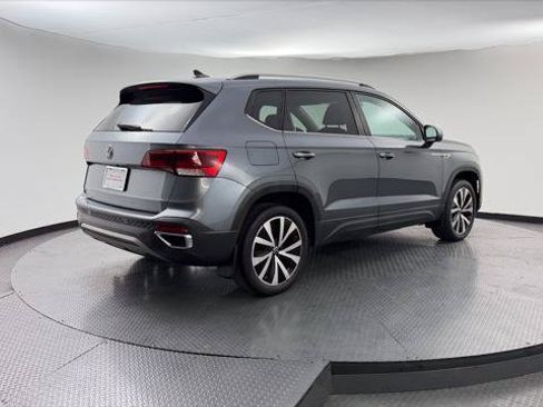 Used 2022 Volkswagen Taos SE FWD image 8