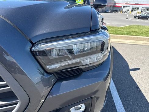 Used 2021 Toyota Tacoma TRD Off-Road w/ Technology Package AWD/4WD image 11