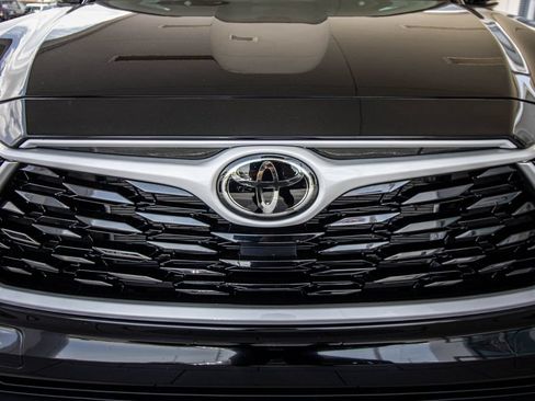 Used 2024 Toyota Highlander XLE FWD image 7