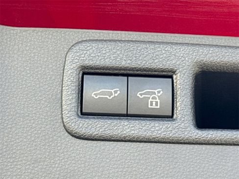 Used 2022 Toyota Venza XLE image 22