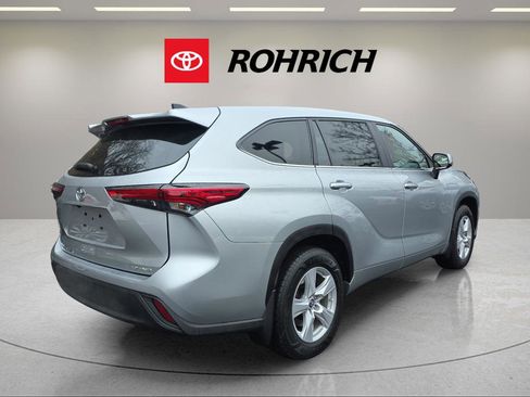 Used 2023 Toyota Highlander LE image 6