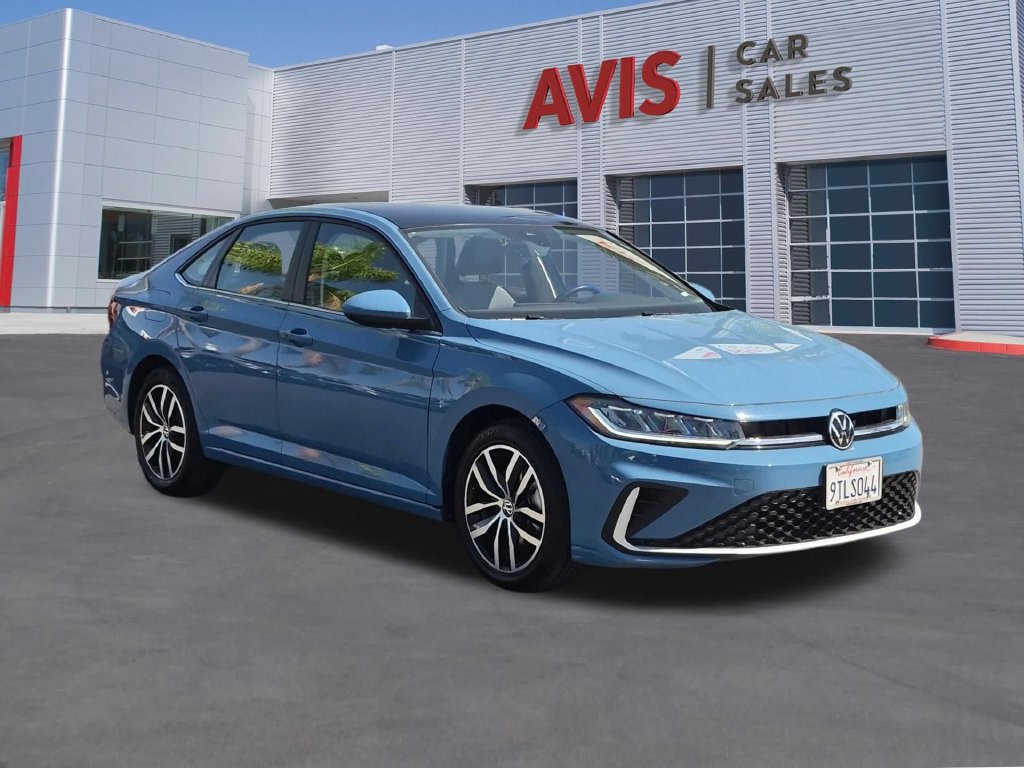 Used 2025 Volkswagen Jetta SE FWD image 3