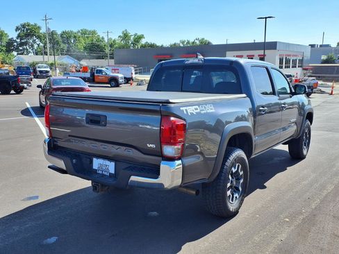 Used 2017 Toyota Tacoma TRD Off-Road w/ Tow Package (A/T) AWD/4WD image 4