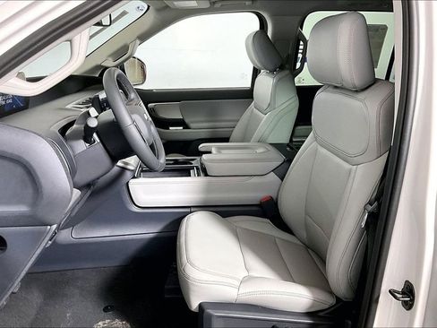 New 2025 Ford Expedition Active image 9