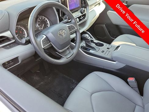 Used 2024 Toyota Highlander XLE AWD/4WD image 3