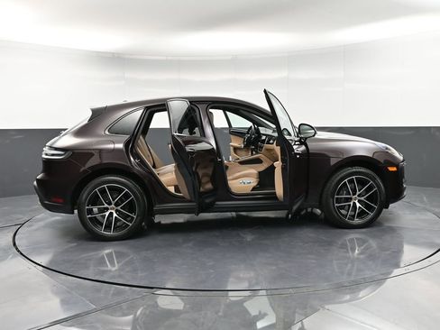 Certified 2025 Porsche Macan AWD/4WD image 35