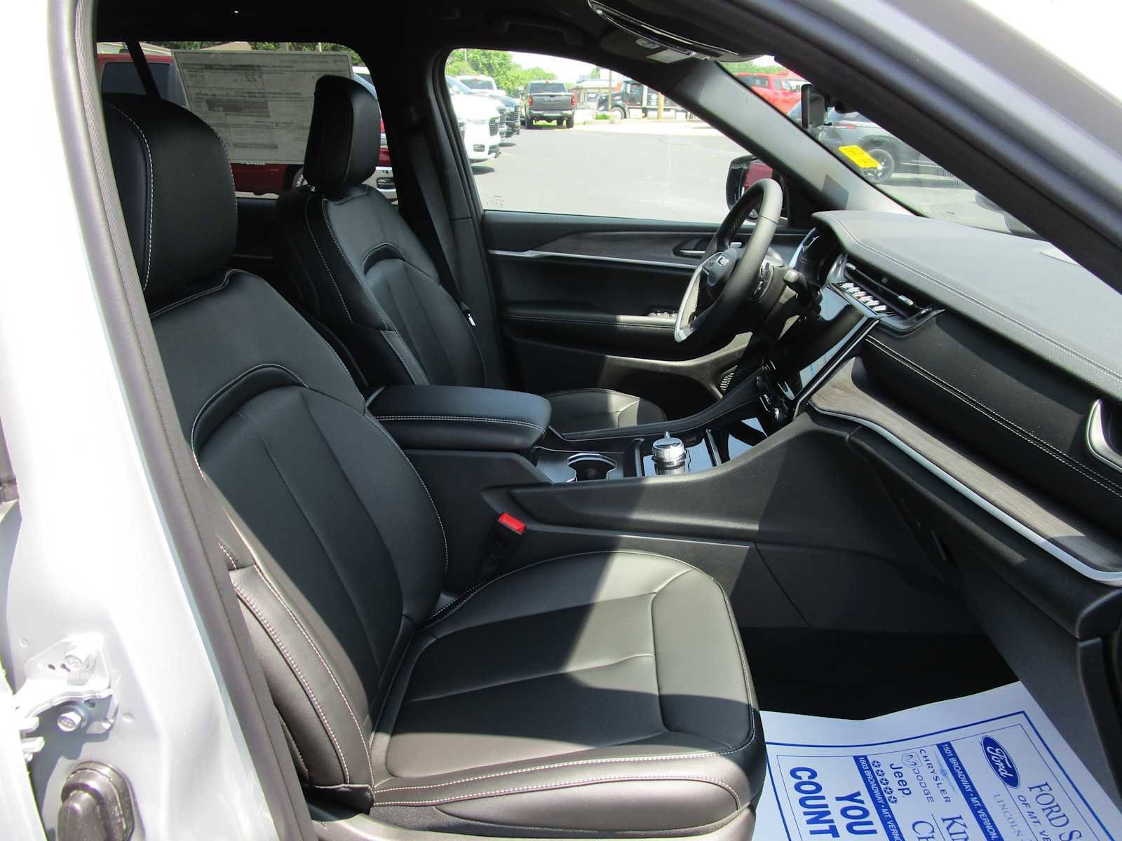 Used 2025 Jeep Grand Cherokee Limited w/ Black Appearance Package AWD/4WD image 16