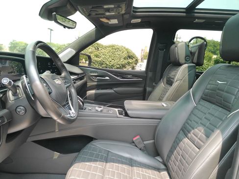 Used 2024 Cadillac Escalade ESV V w/ LPO, ONYX Package AWD/4WD image 12
