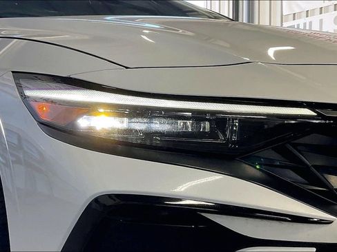 Used 2025 Hyundai Elantra Limited image 25