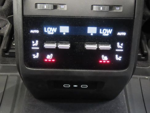 Certified 2025 Porsche Macan 4S Electric AWD/4WD image 34