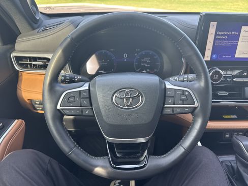 Used 2023 Toyota Highlander Platinum FWD image 18