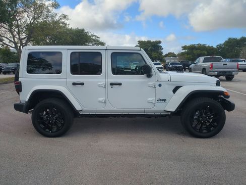 Used 2025 Jeep Wrangler Unlimited Sahara w/ Safety Group image 5