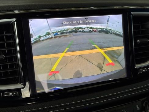Used 2023 Chrysler Pacifica Limited FWD image 6
