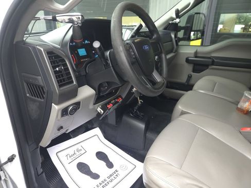 Used 2017 Ford F550 4x4 Regular Cab Super Duty image 13