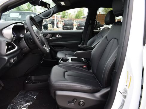 New 2026 Chrysler Voyager LX FWD image 11