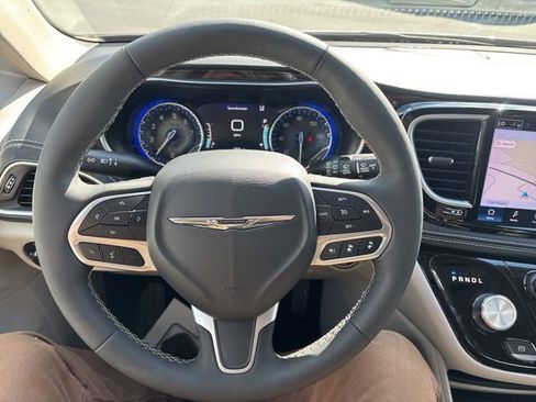 Used 2024 Chrysler Pacifica Limited FWD image 10