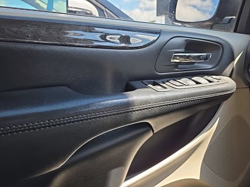 Used 2019 Dodge Grand Caravan SE FWD image 20