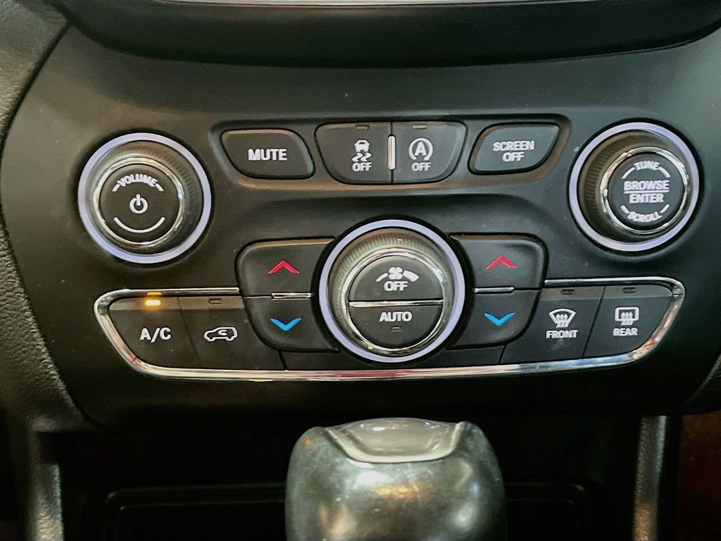 Used 2019 Jeep Cherokee Limited AWD/4WD image 15