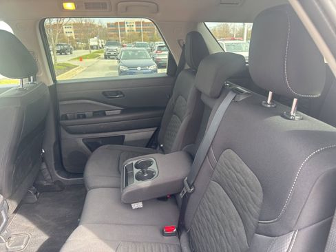 Used 2025 Nissan Pathfinder SV image 14