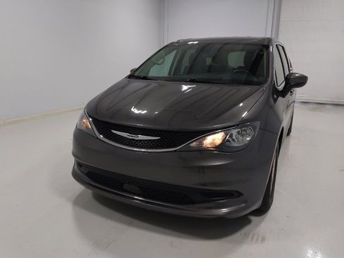 Used 2021 Chrysler Voyager LX FWD image 15