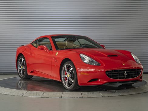 Used 2014 Ferrari California RWD image 12