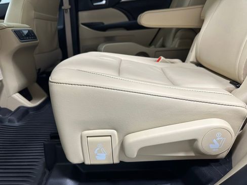 Used 2019 Toyota Highlander XLE AWD/4WD image 41