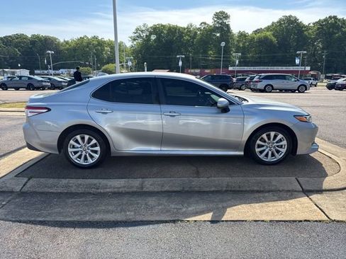 Used 2020 Toyota Camry LE FWD image 4