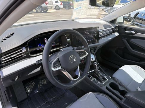 Used 2025 Volkswagen Jetta SE image 17
