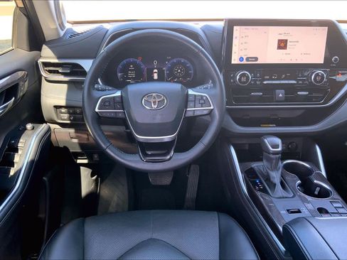Used 2024 Toyota Highlander Platinum image 6