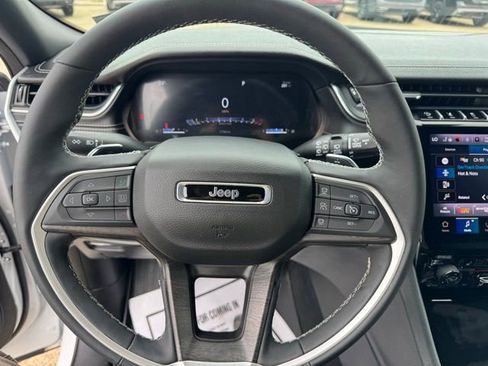 Used 2025 Jeep Grand Cherokee Limited w/ Luxury Tech Group II AWD/4WD image 15