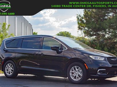 Used 2025 Chrysler Pacifica Select