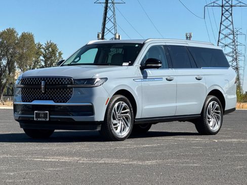 Used 2025 Lincoln Navigator L Reserve AWD/4WD image 8