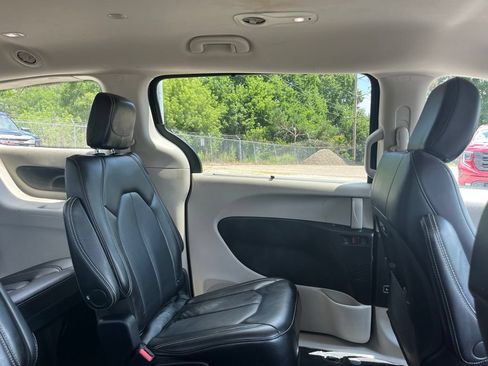 Used 2024 Chrysler Pacifica Touring-L FWD image 43