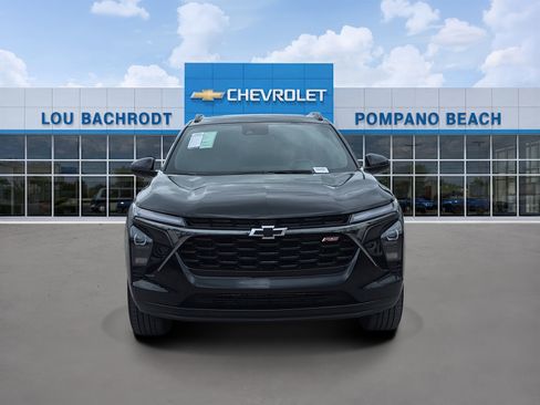 Used 2025 Chevrolet Trax RS w/ Sunroof Package FWD image 2