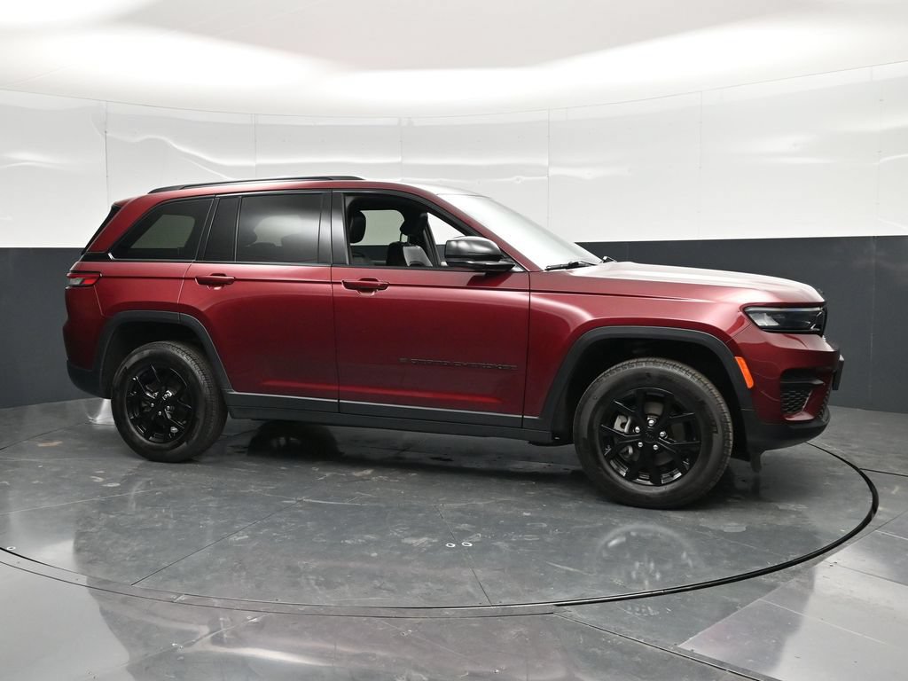 Used 2025 Jeep Grand Cherokee Altitude AWD/4WD image 5