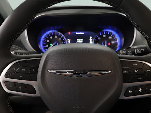 Used 2026 Chrysler Pacifica Limited FWD image 15