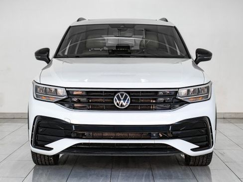 Used 2022 Volkswagen Tiguan SE R-Line image 3