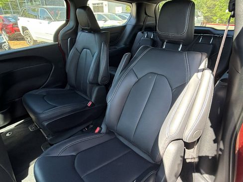 Used 2024 Chrysler Pacifica Limited FWD image 23