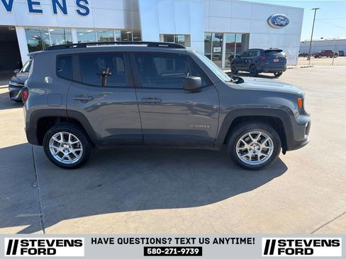 Used 2022 Jeep Renegade Latitude w/ Convenience Group AWD/4WD image 3