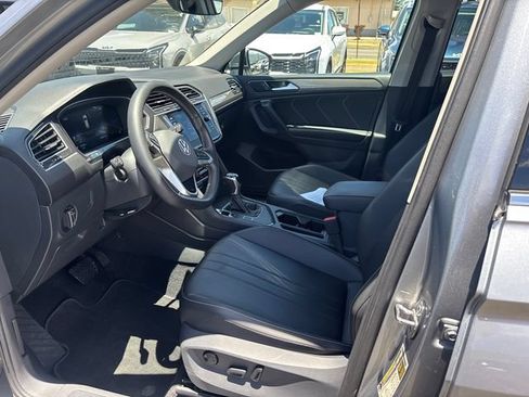 Used 2023 Volkswagen Tiguan SE FWD image 9