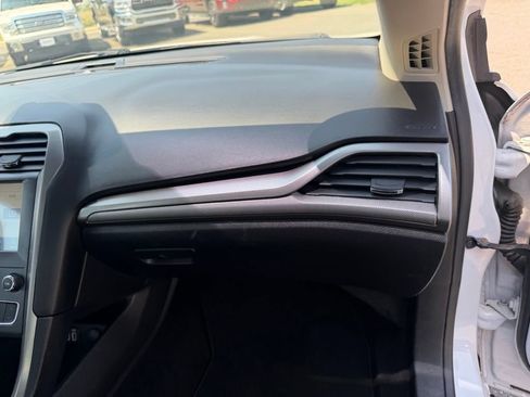 Used 2020 Ford Fusion SE FWD image 32
