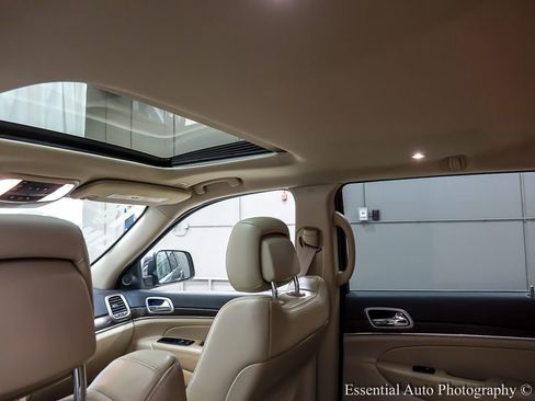 Used 2018 Jeep Grand Cherokee Limited image 13